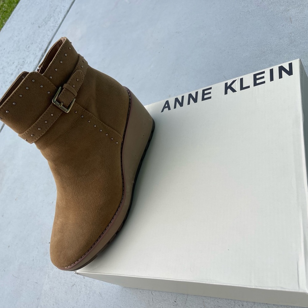 Anne Klein~Worn a few times~Size 8.5~Tan